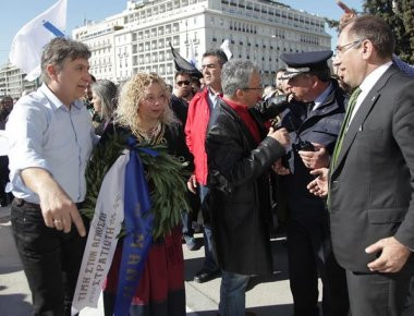 Ένταση στο μνημείο του Άγνωστου Στρατιώτη ανάμεσα σε ΜΑΤ και ομάδα Μανιατών